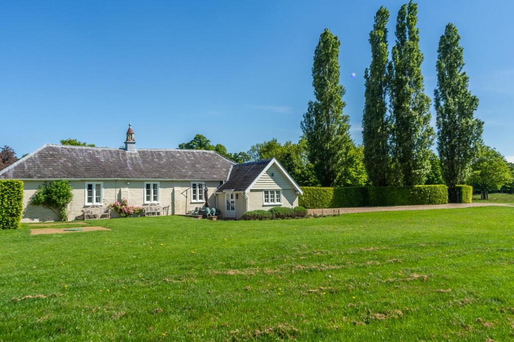 Higham House | Quaint cottage in the middle of a large beautiful private park - Barhams Cartlodge