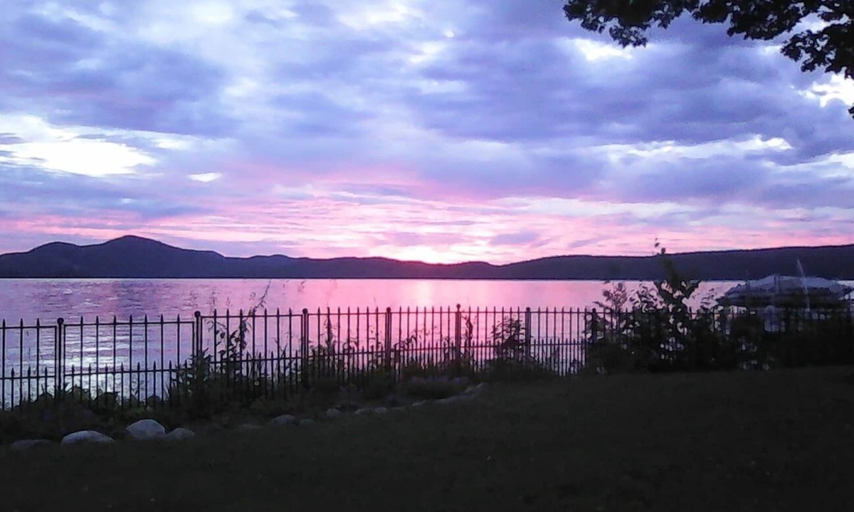 North Lake George Cottage | Quaint Cottage On The Lake!