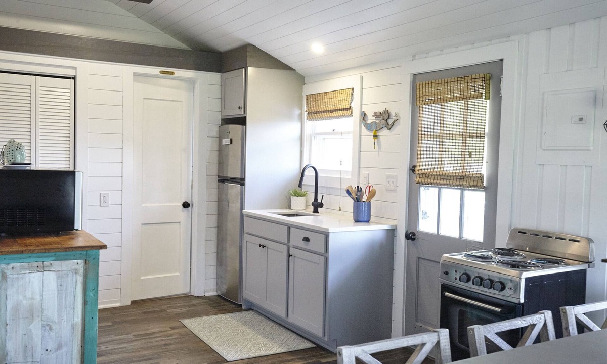 Saybrook Manor House | Quaint Cottage--Private Beach Access with Parking