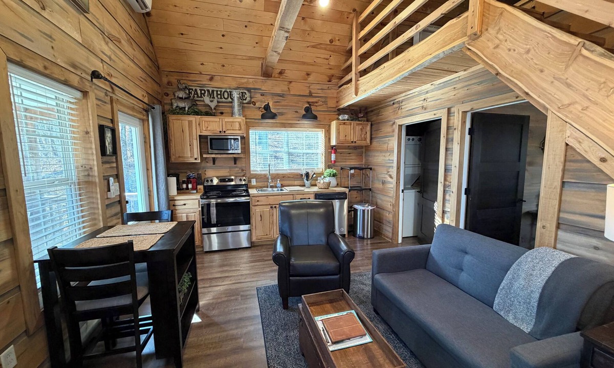 Christian County Cottage | Quaint cottage with 3 queen beds and screened porch.