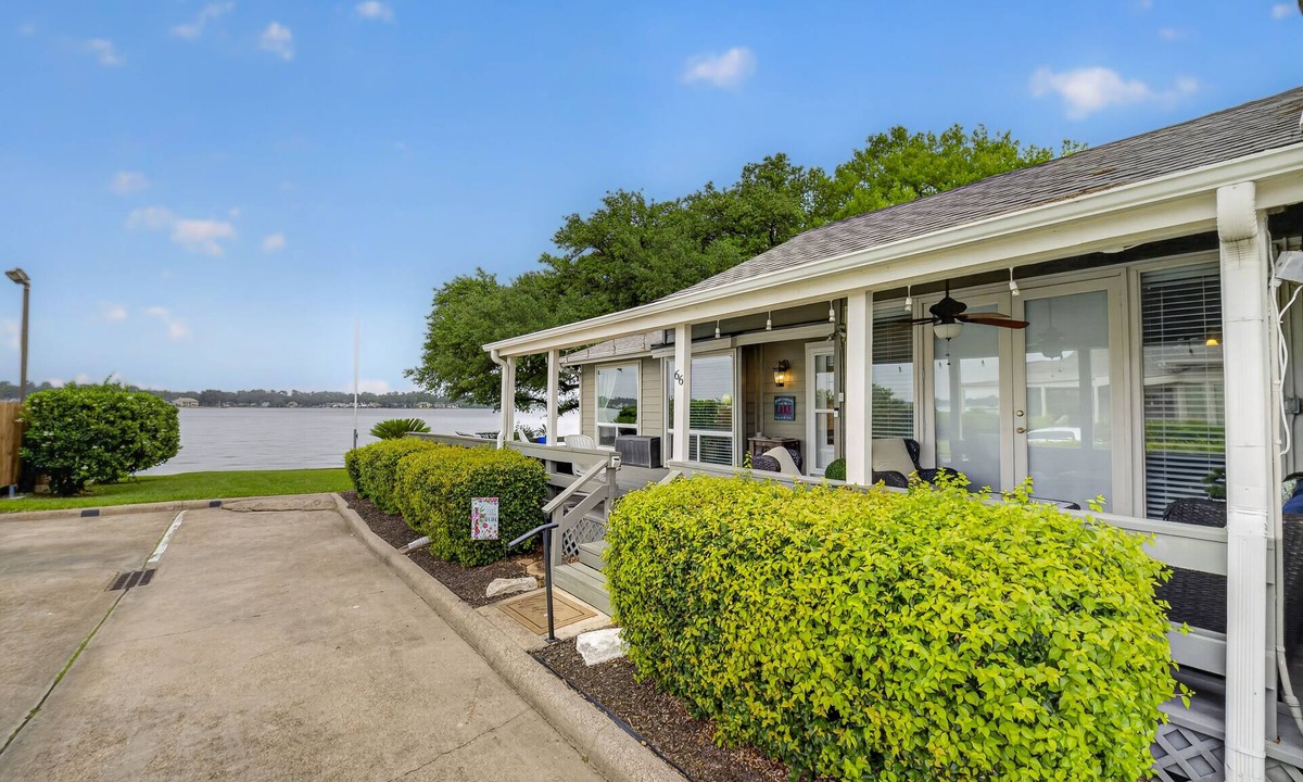 April Sound House | Quaint, Cozy, Lakefront Haven w/Lily Pad, Kayaks, Firepit, and Wrap Around Deck
