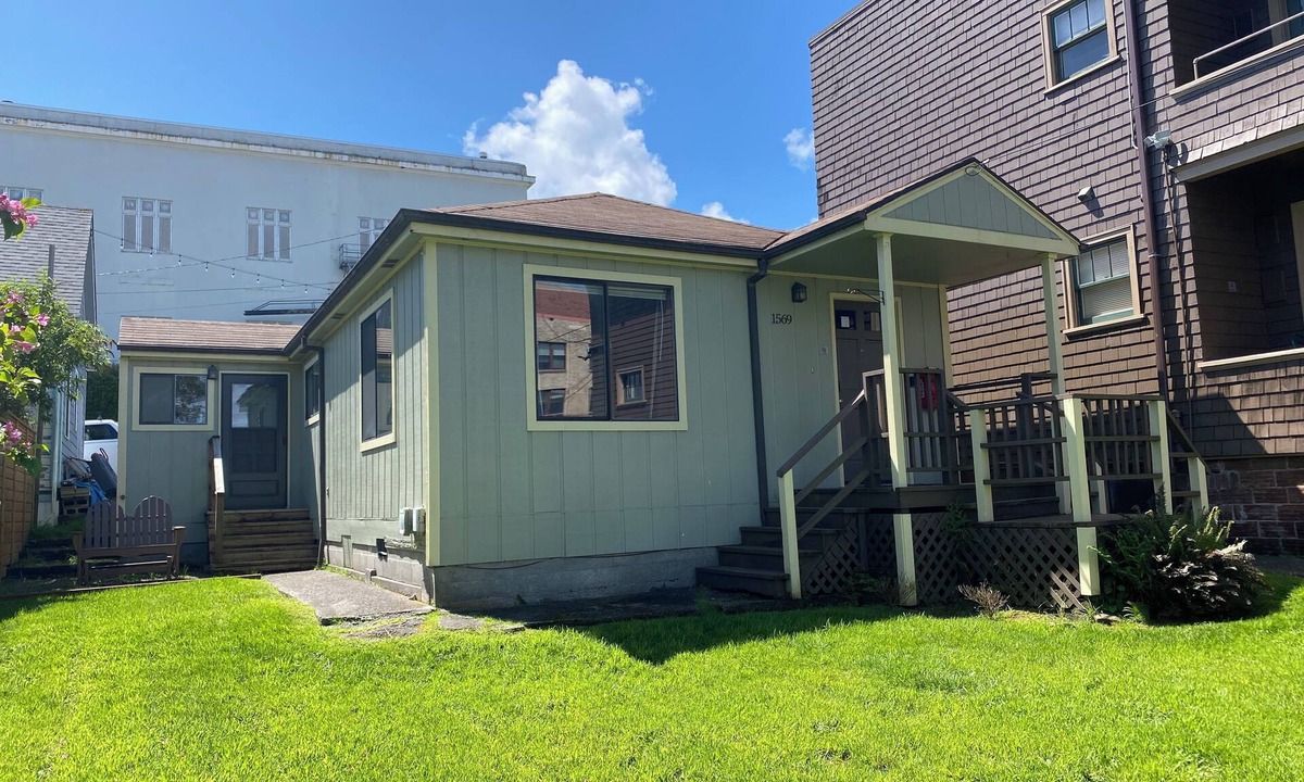 Astoria House | Quaint Downtown Cottage