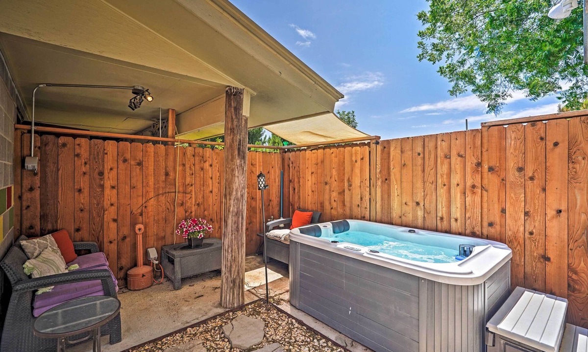 Garden City Apartment | Quaint Garden City Studio w/Hot Tub: Pets Welcome