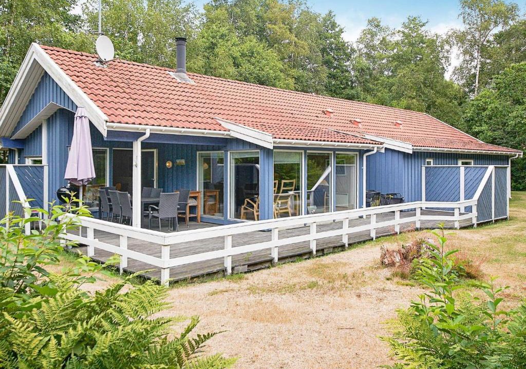 Oster Somarken House | Quaint Holiday Home in Aakirkeby with Whirlpool