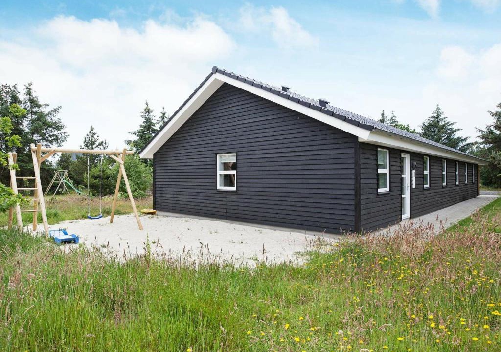 Blavand Strand House | Quaint Holiday Home in Bl vand for near Sea