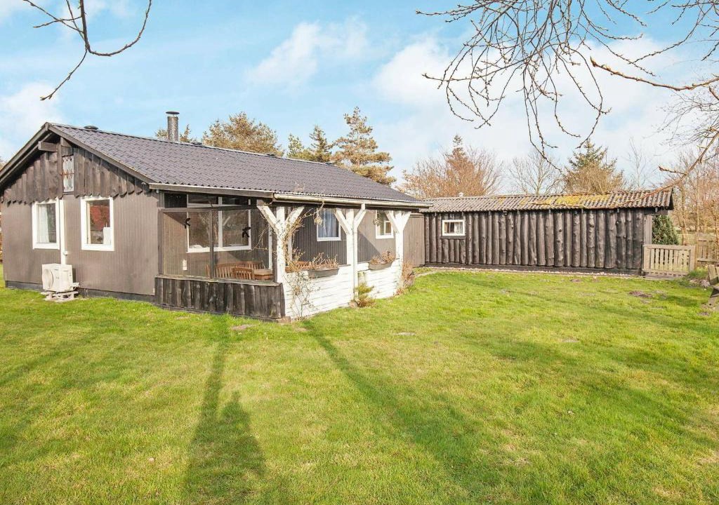 Kramnitse House | Quaint Holiday Home in R dby with Jetty