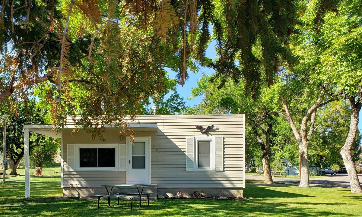 Basin House | Quaint house on the edge of small town