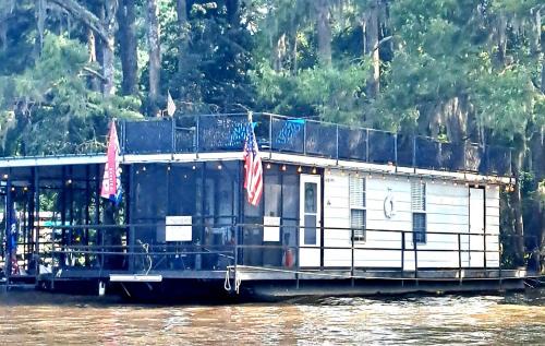 Uncertain House | Quaint Lakefront Cabin Incredible for Water and Outdoor Adventures in Texas
