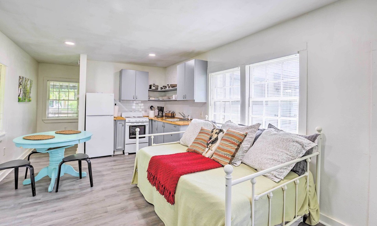 Leeds Apartment | Quaint Leeds Studio w/Yard ~ 18 Mi to Birmingham!