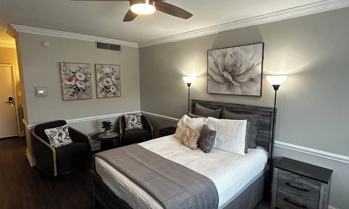 Sheffield Park Apartment | Quaint Mins to Atrium Health & Panthers Stadium perfect for your next getaway