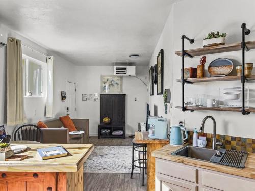 Redlands Apartment | Quaint Monument Retreat studio
