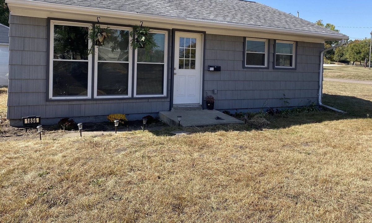 Cedar Rapids Cottage | Quaint river cottage