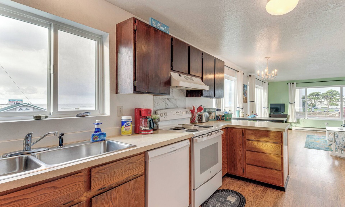 Rockaway Beach Apartment | Quaint Rockaway Beach Gem: Walk to Shore!