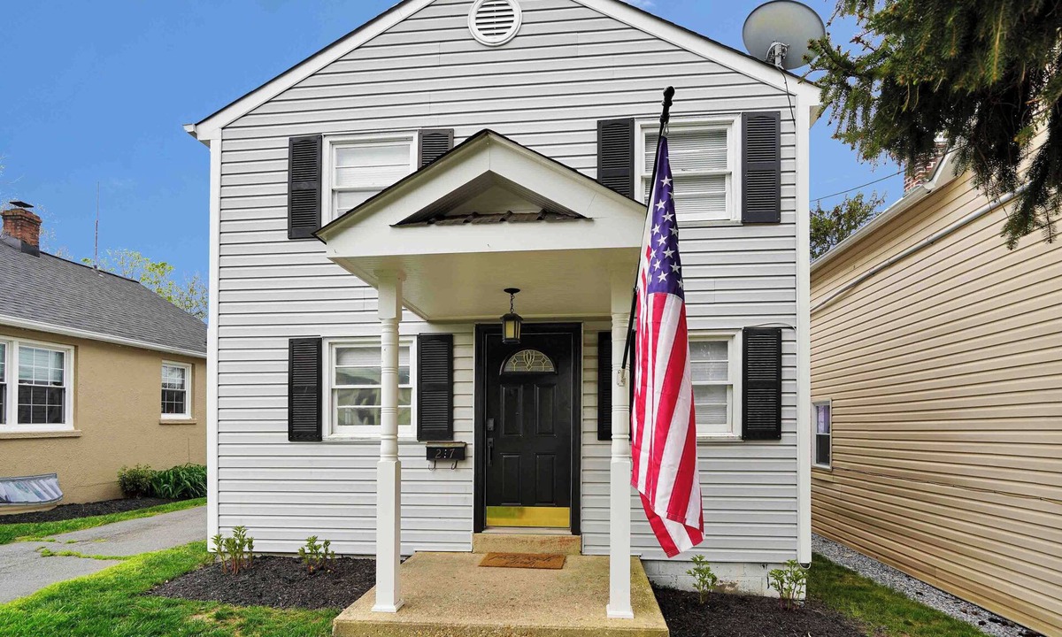 Leesburg's Old and Historic District House | Quaint Royal Cottage @ Historic Leesburg