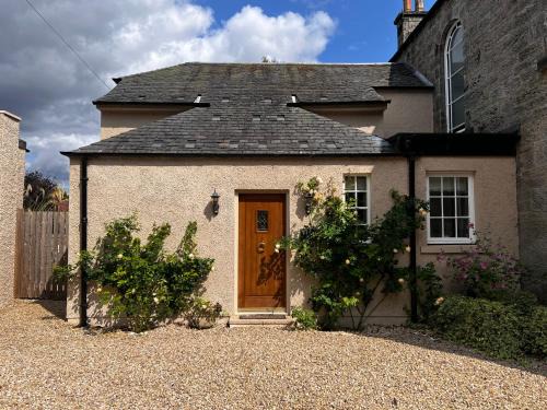 Loanhead House | Quaint self contained cottage near Edinburgh.
