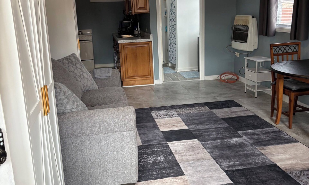 Beecher Apartment | Quaint Studio Unit in fantastic Beecher with refreshing AC
