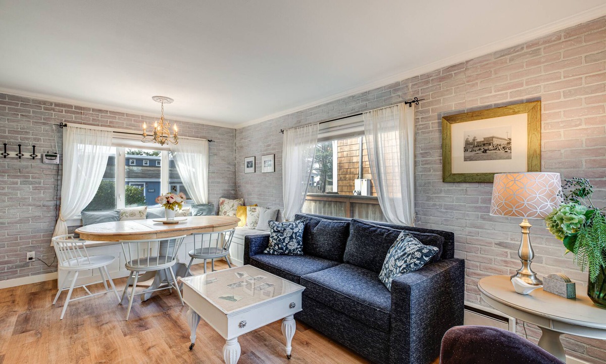 Seaside Cottage | Quaint 'Sur La Mer' Cottage w/Deck, Fire Pit