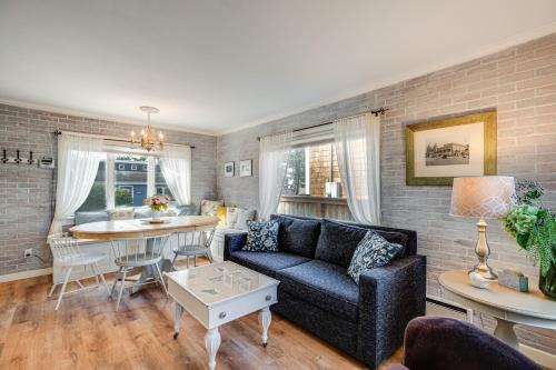 Seaside House | Quaint 'Sur La Mer' Cottage w/Deck, Fire Pit