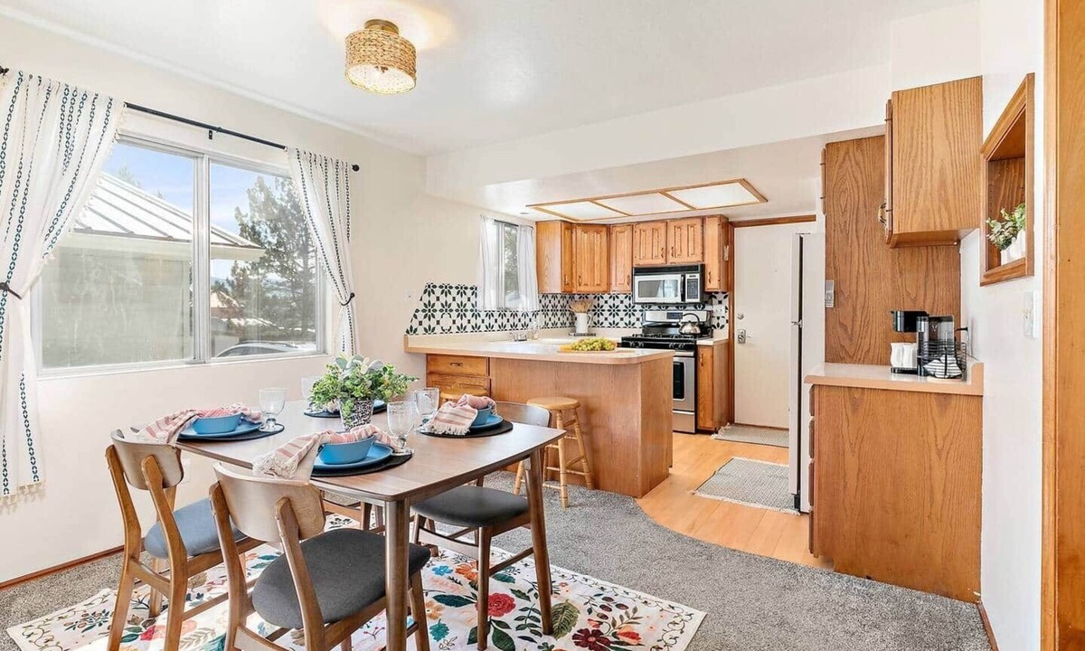 Midway House | Quaint Swiss Chalet Steps from Main St- Sleeps 5