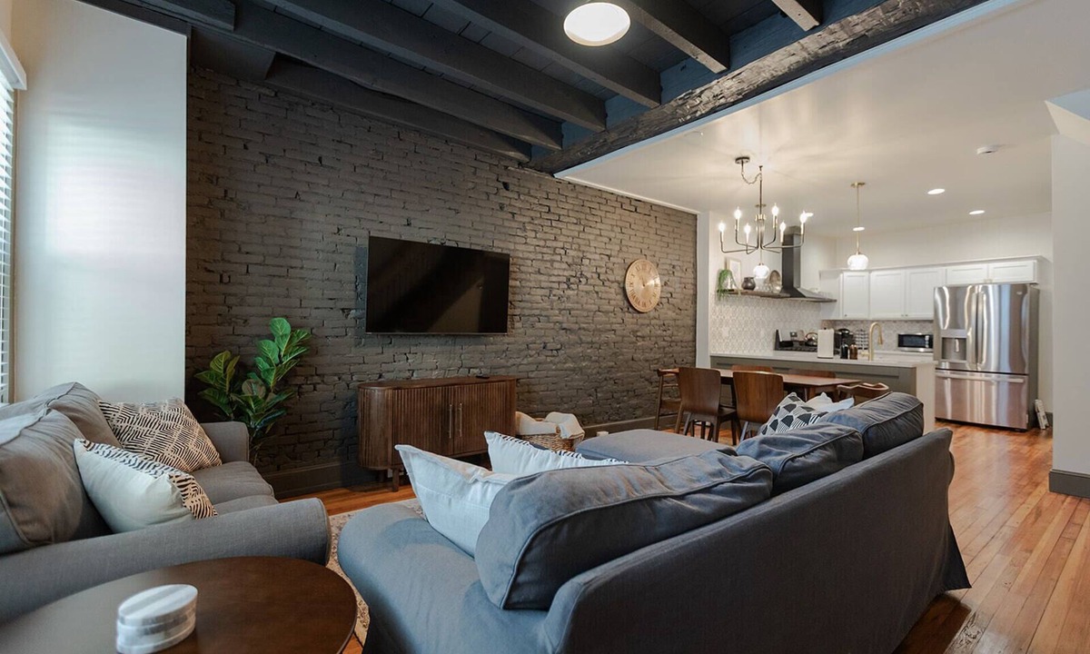 Lancaster House | Quaint Townhome on Queen