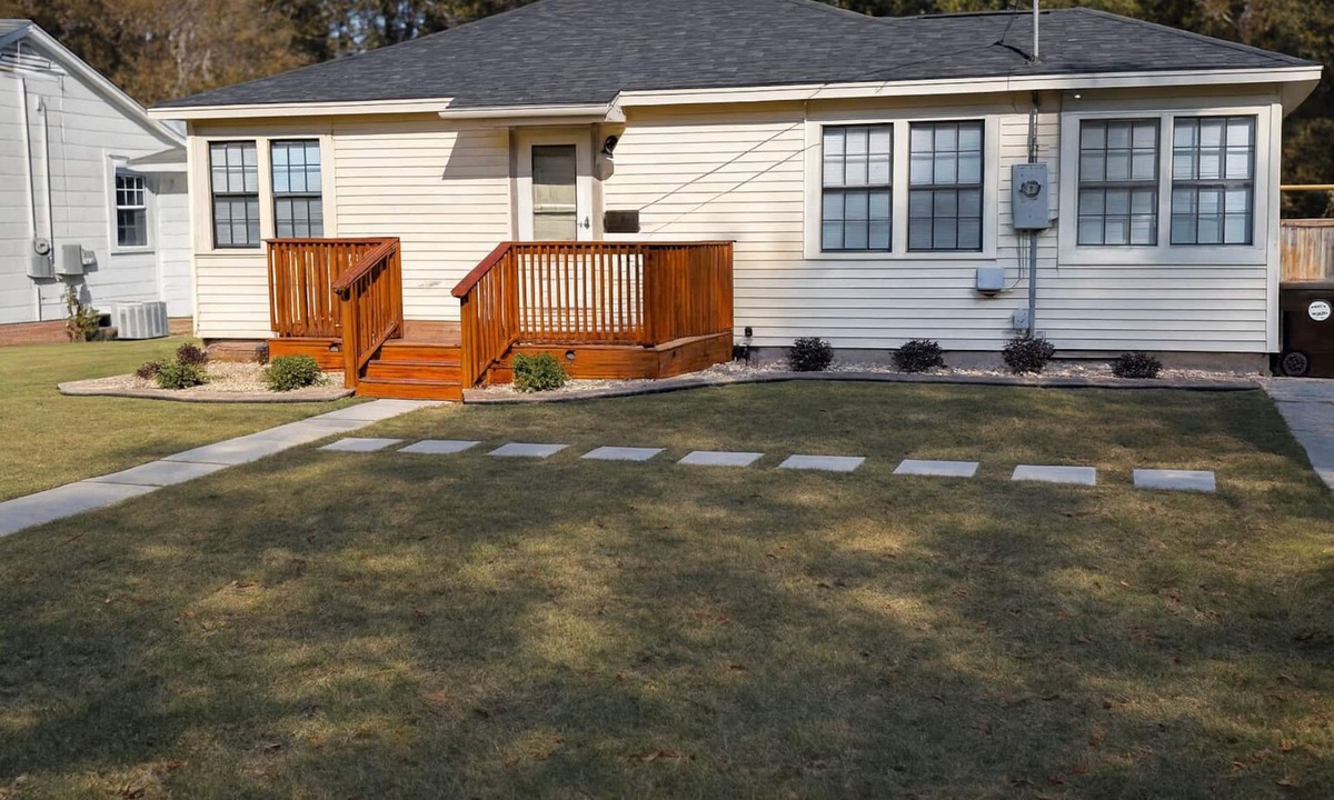 Hattiesburg House | Quaint, updated, clean and conveniently located 2-bedroom Mid-town hub city home