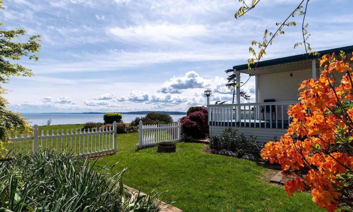 Kingston House | Quaint Waterfront stay on Puget Sound