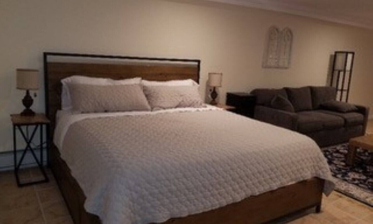 Queens Apartment | Quality Comfortable Cribs 18-B Space Basement Studio