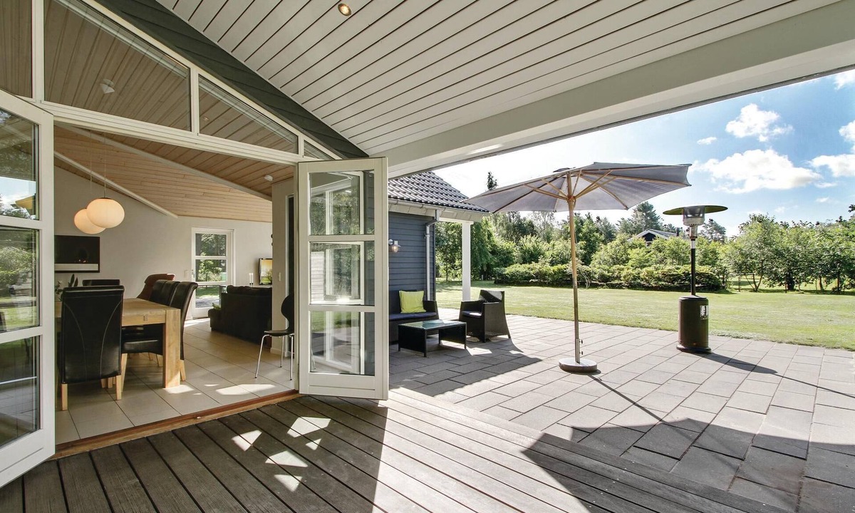 Øksenmølle House | Quality holiday home with three good bedrooms and a large luxury bathroom.