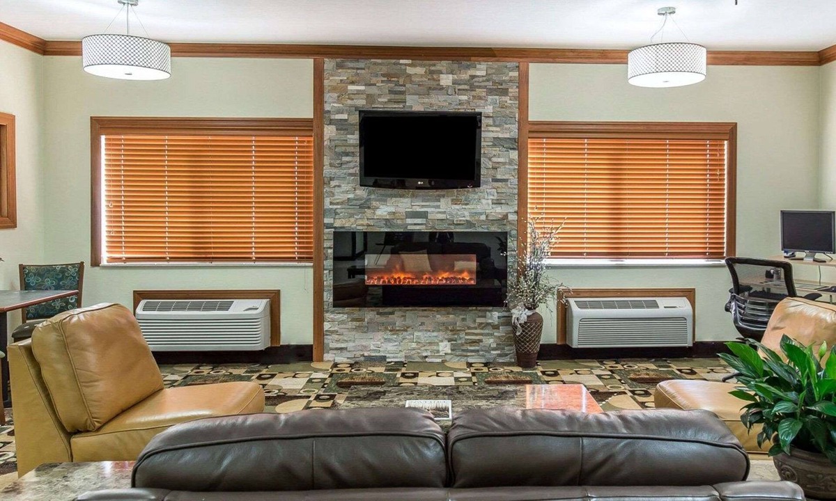 Cedar Rapids Hotel | Quality Inn at Collins Road - Cedar Rapids