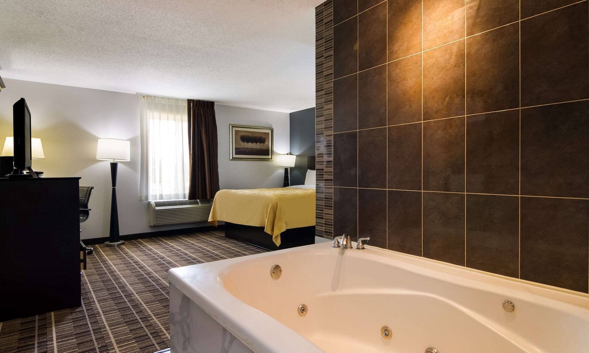 Fox Valley Hotel | Quality Inn Aurora - Naperville Area