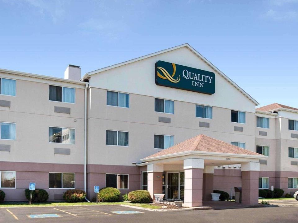 Brooklyn Center Hotel | Quality Inn Brooklyn Center