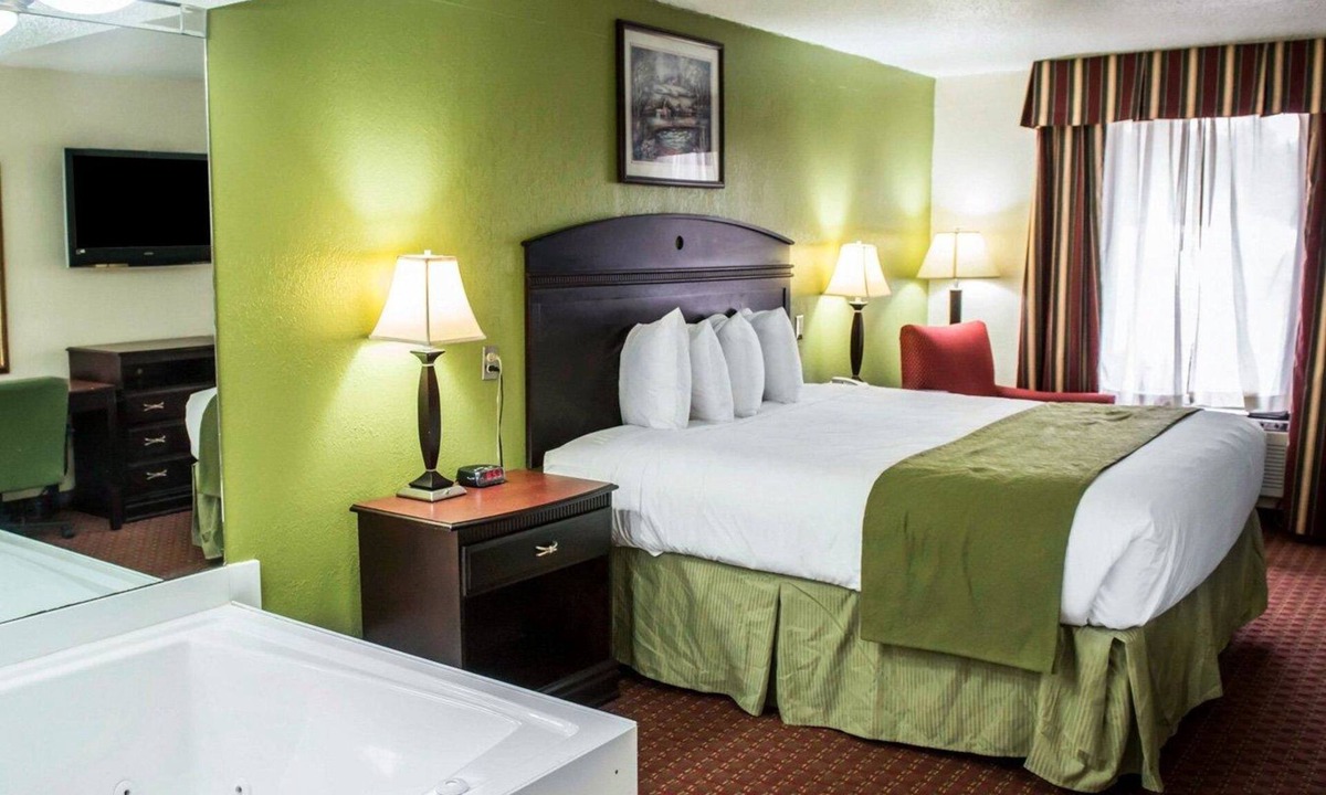 Chipley Hotel | Quality Inn Chipley I-10 at Exit 120