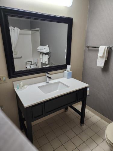 Clarion Hotel | Quality Inn Clarion
