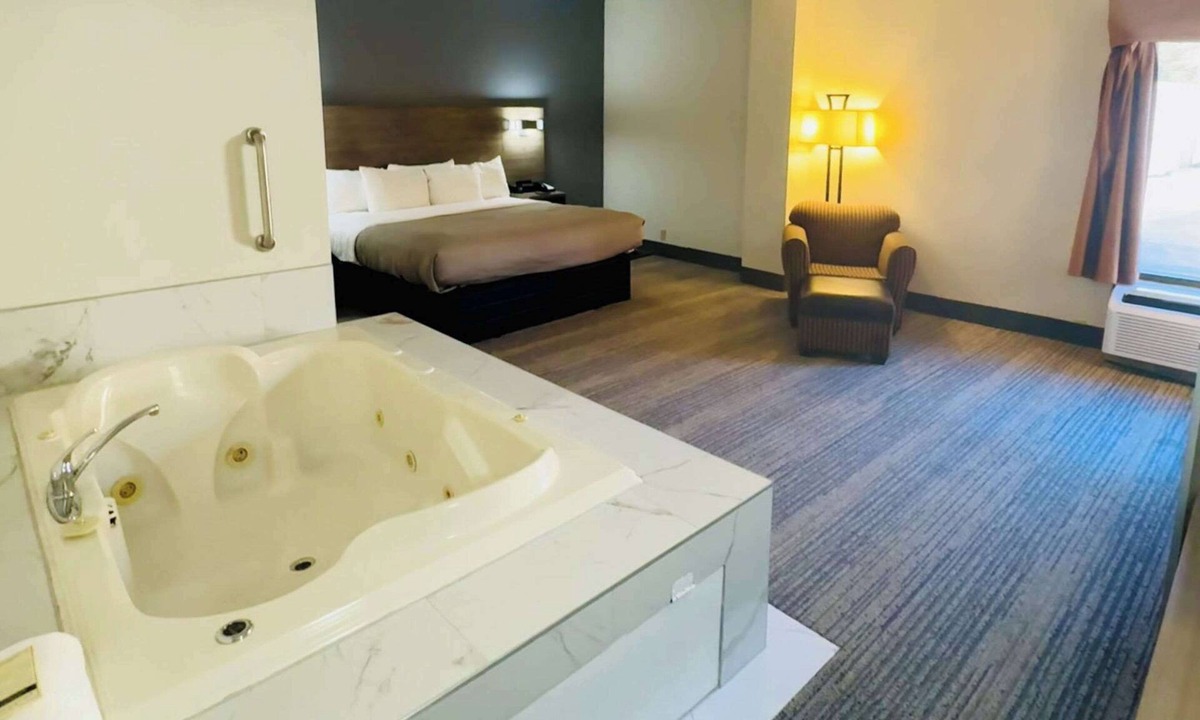 Danville Hotel | Quality Inn Danville - University Area