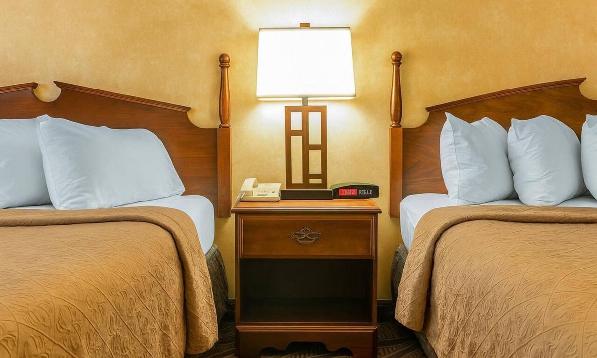Gaylord Hotel | Quality Inn Dbl Queen Room + Pool, Gym & Breakfast