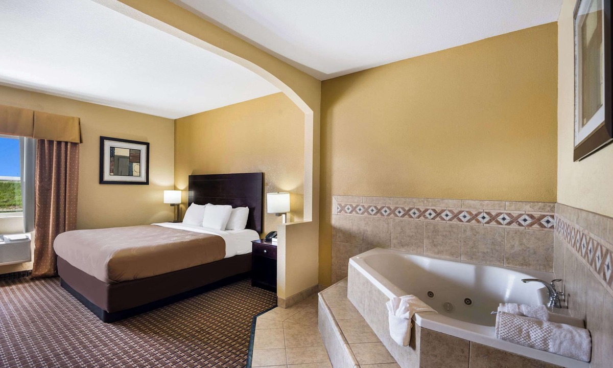 Berwick Hotel | Quality Inn Des Moines North