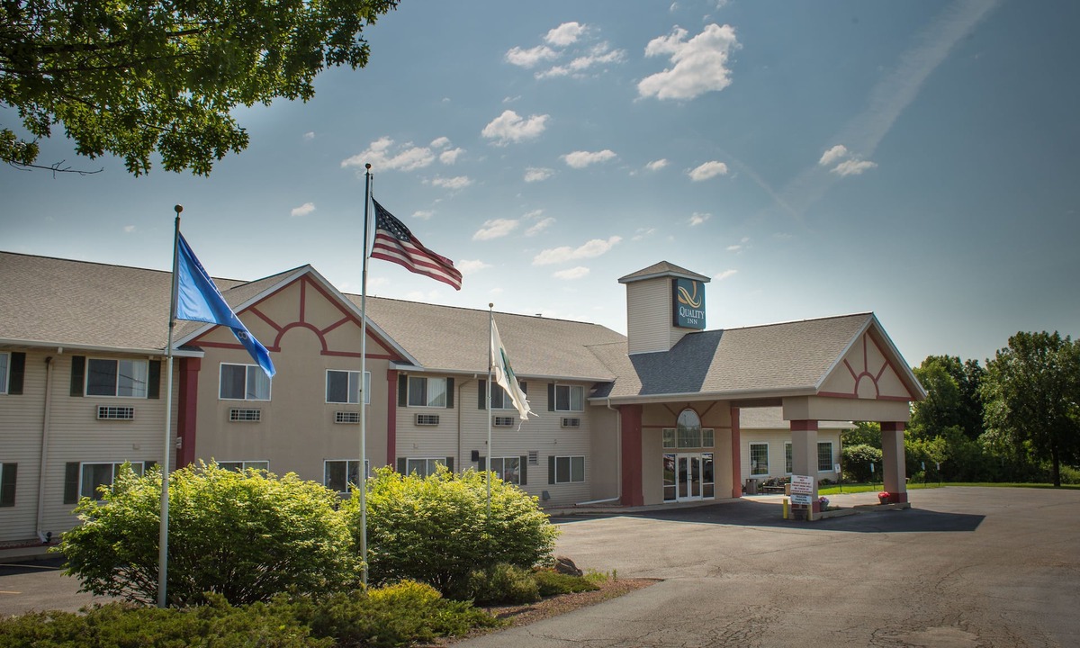 Newville Hotel | Quality Inn Edgerton