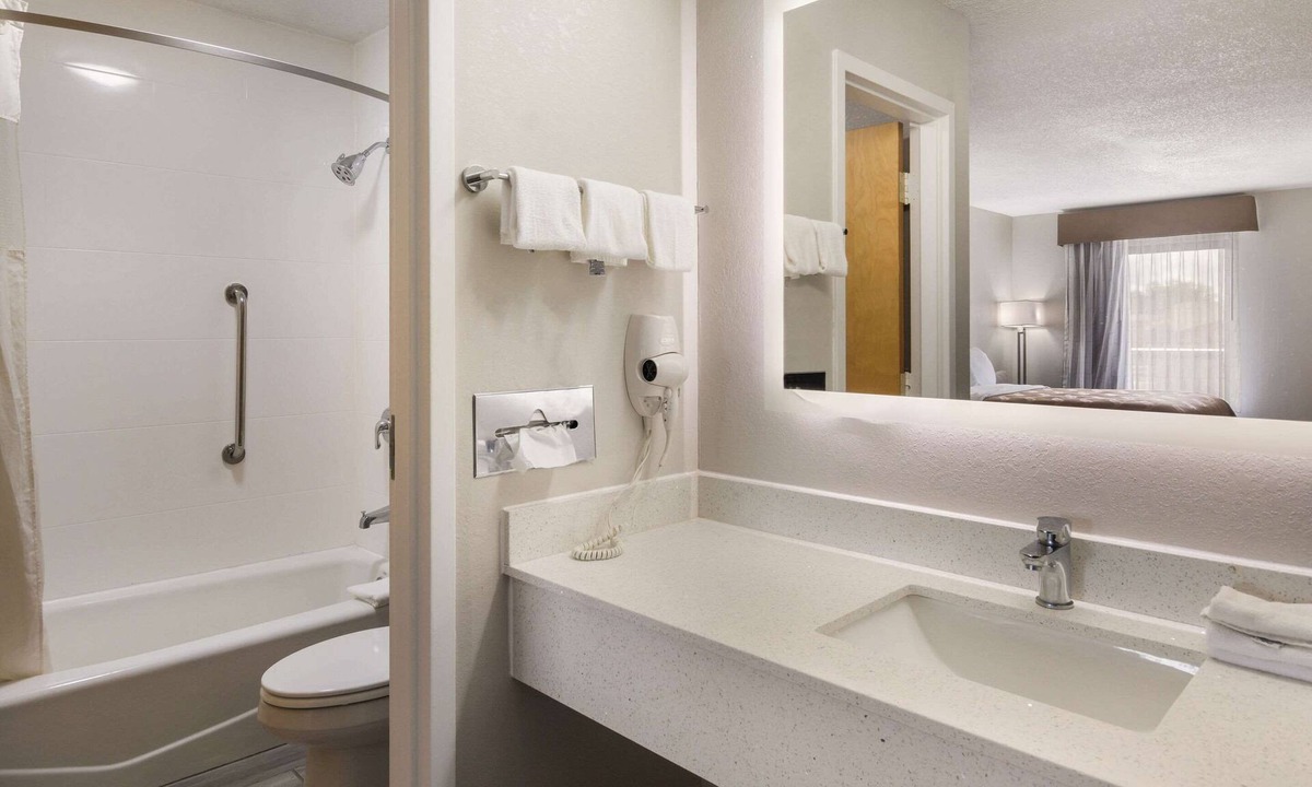 Emporia Hotel | Quality Inn Emporia