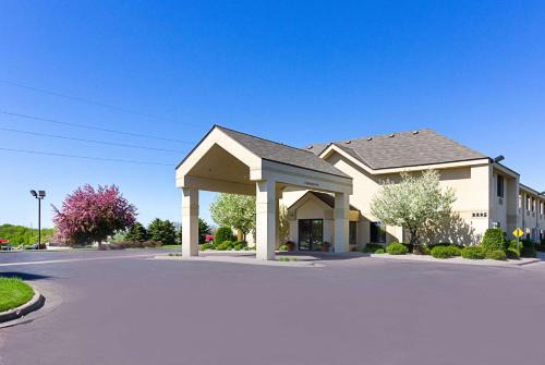 Fairmont Hotel | Quality Inn Fairmont