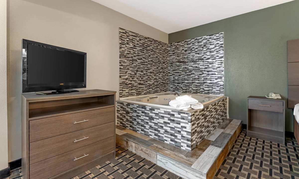 Mauston Hotel | Quality Inn Mauston I-90