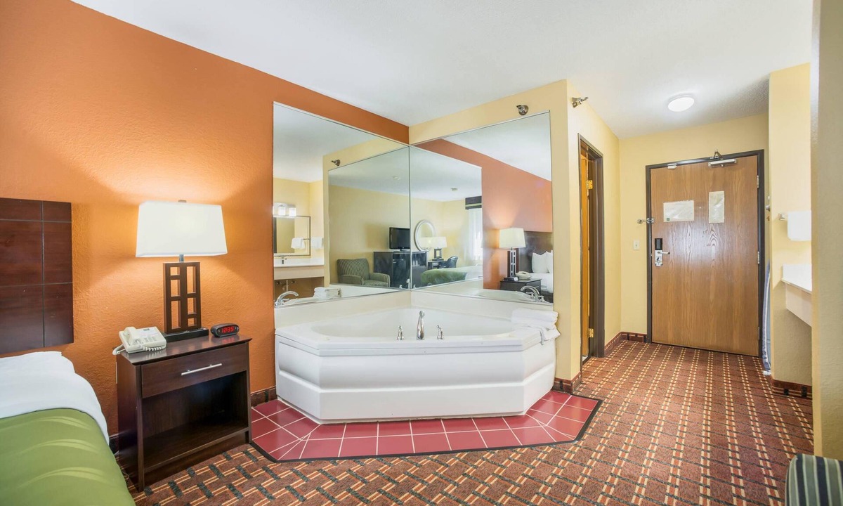 O'Fallon Hotel | Quality Inn O'Fallon IL - St. Louis