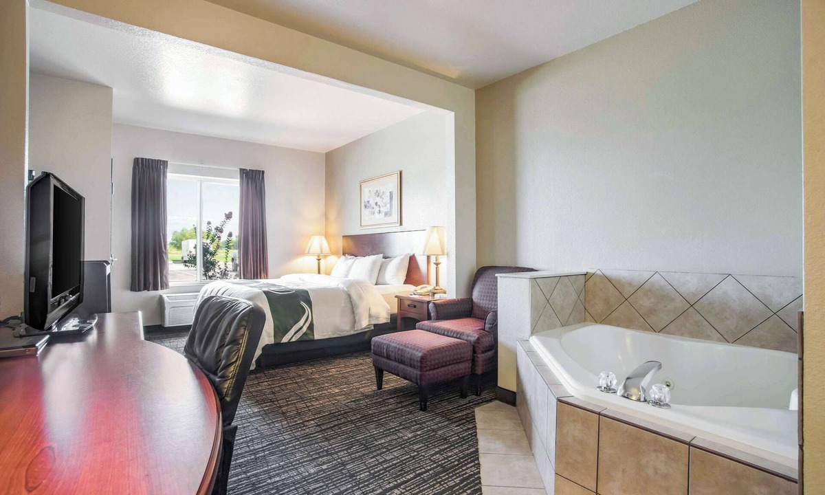 Parsons Hotel | Quality Inn Parsons North