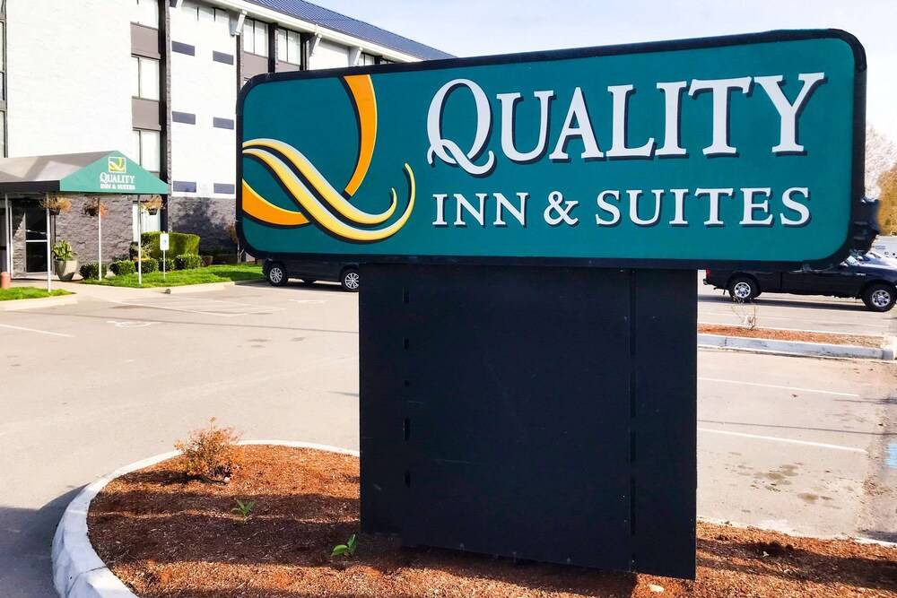 Silver Lake Hotel | Quality Inn & Suites Everett