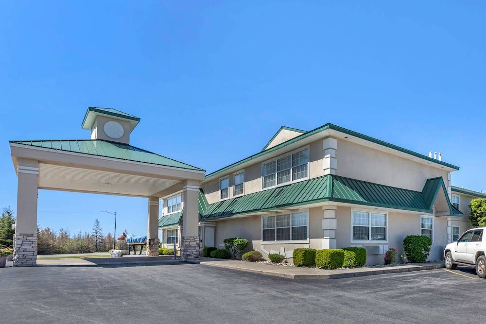 Manistique Hotel | Quality Inn & Suites