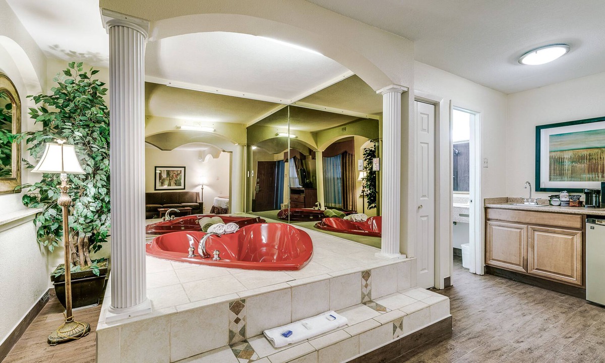 Old East Dallas Hotel | Quality Inn & Suites Dallas - Cityplace