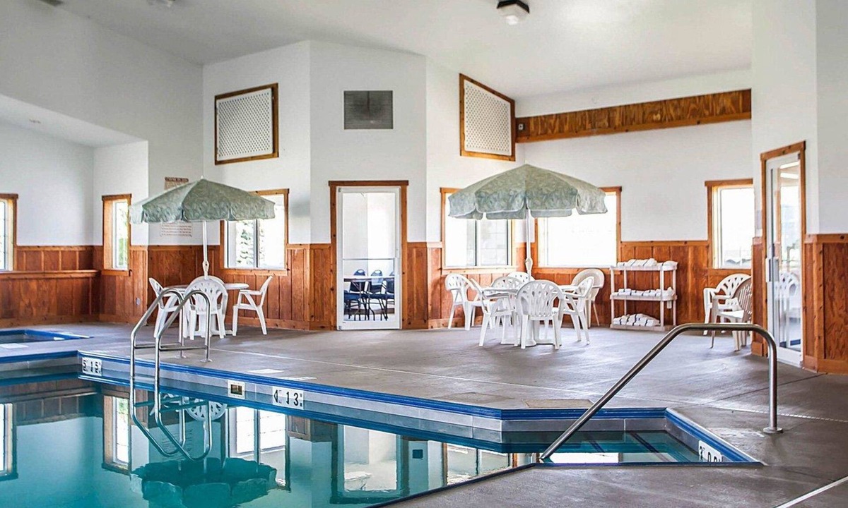 Eldridge Hotel | Quality Inn & Suites Eldridge Davenport North