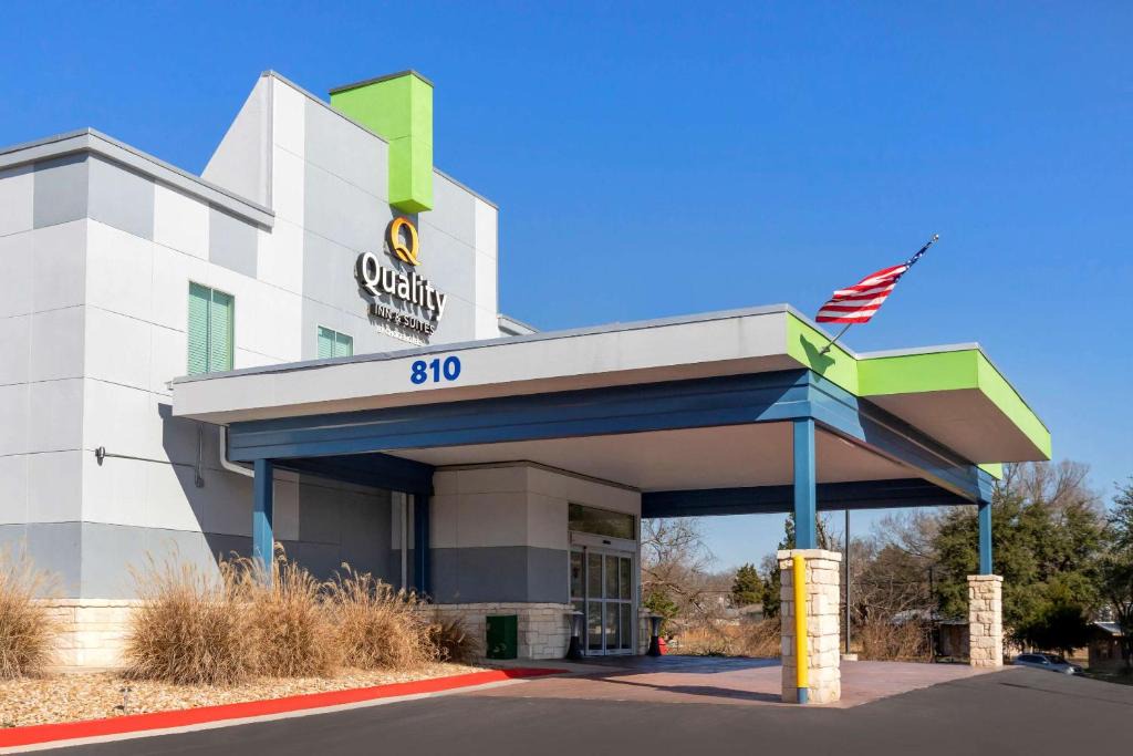 Elgin Hotel | Quality Inn & Suites Elgin