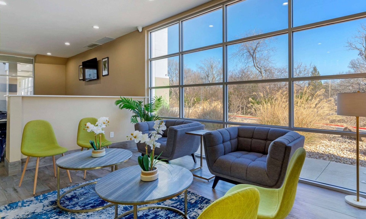 Elgin Hotel | Quality Inn & Suites Elgin