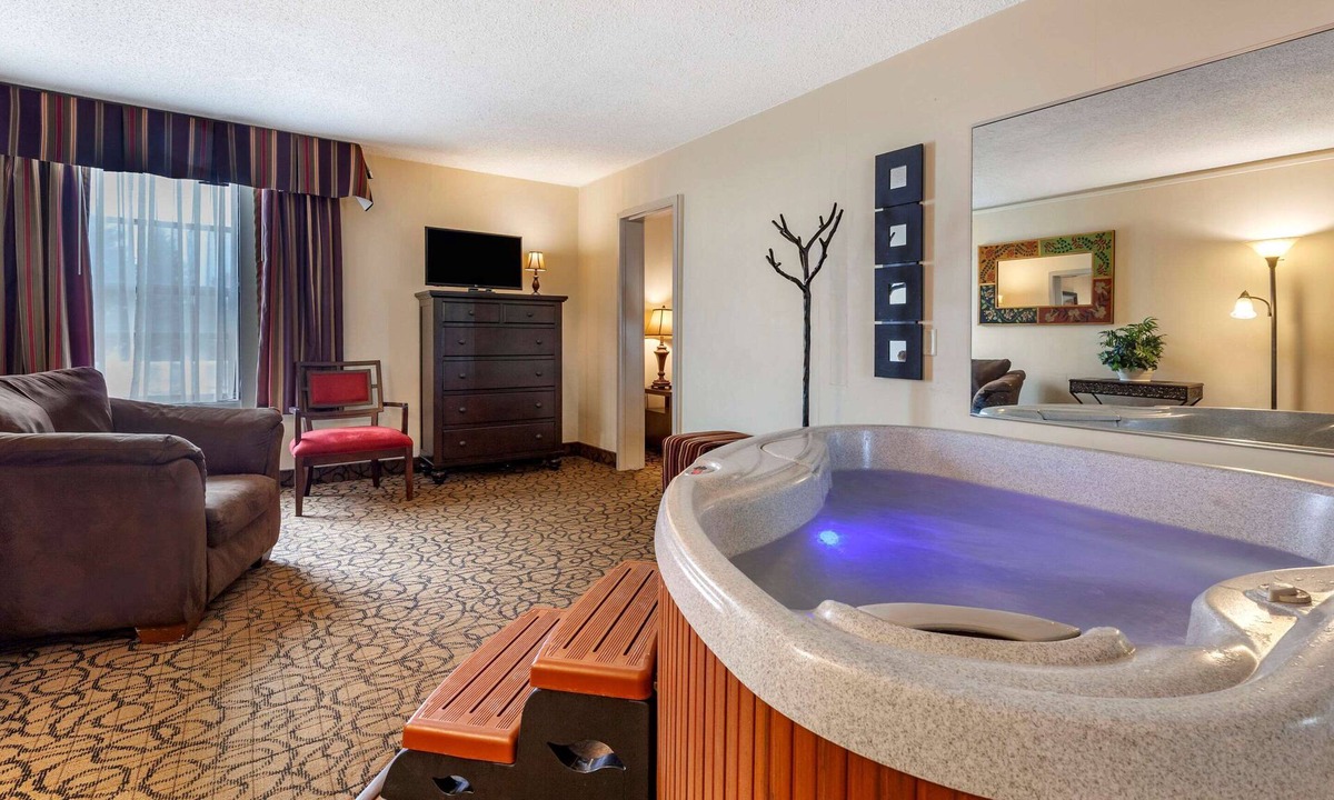 Escanaba Hotel | Quality Inn & Suites Escanaba North