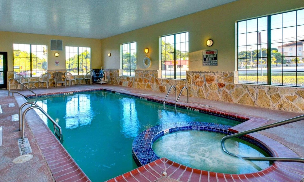 Glen Rose Hotel | Quality Inn & Suites Glen Rose